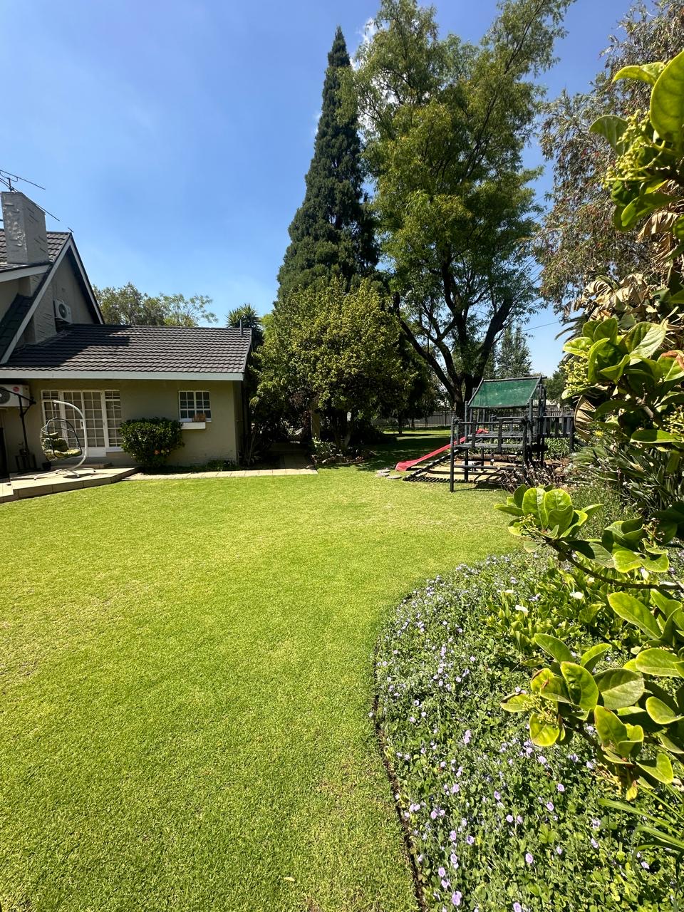 Spacious green lawn and garden at Cherry Nest
