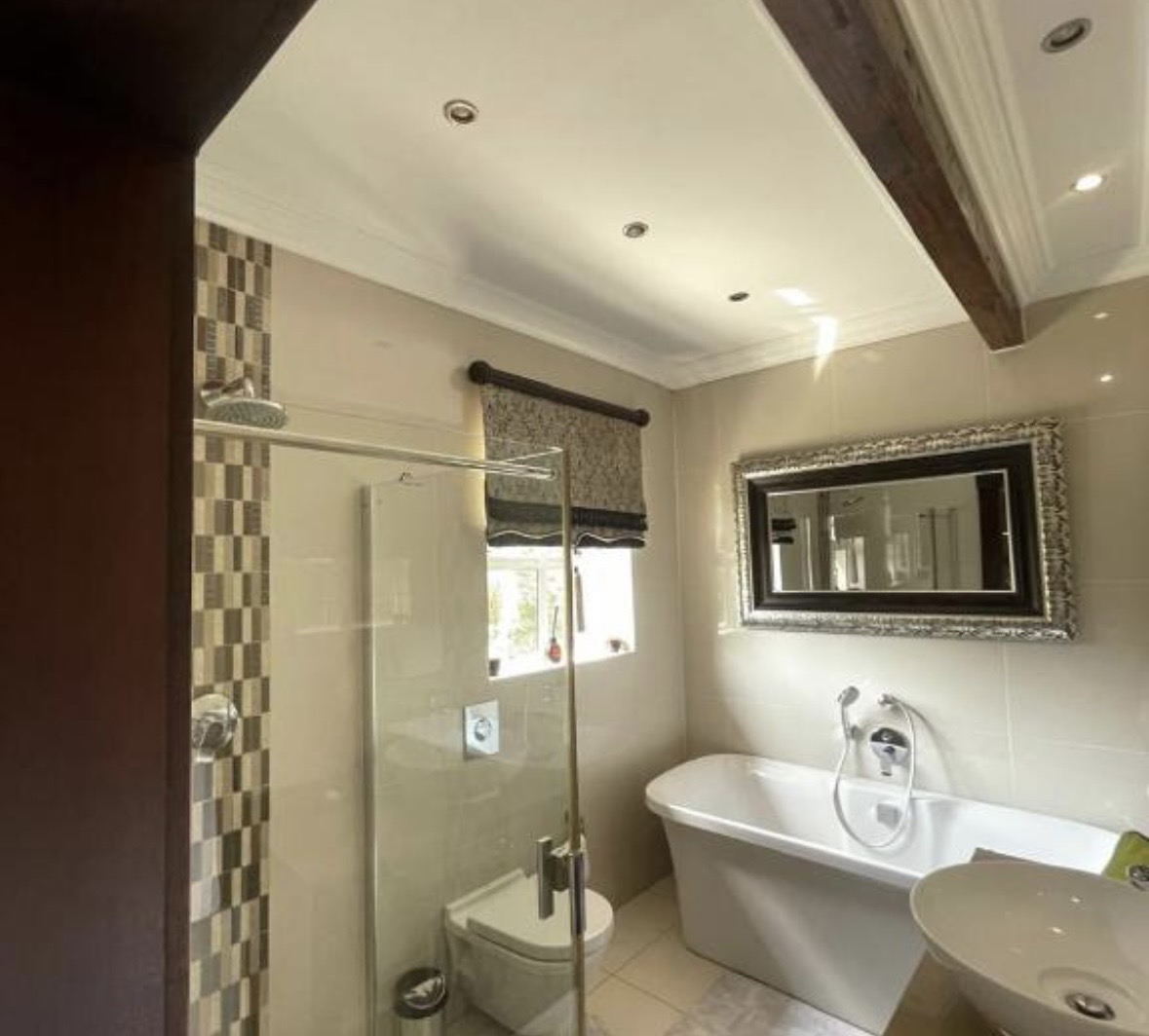 Deluxe double room bathroom with shower and bath at Cherry Nest